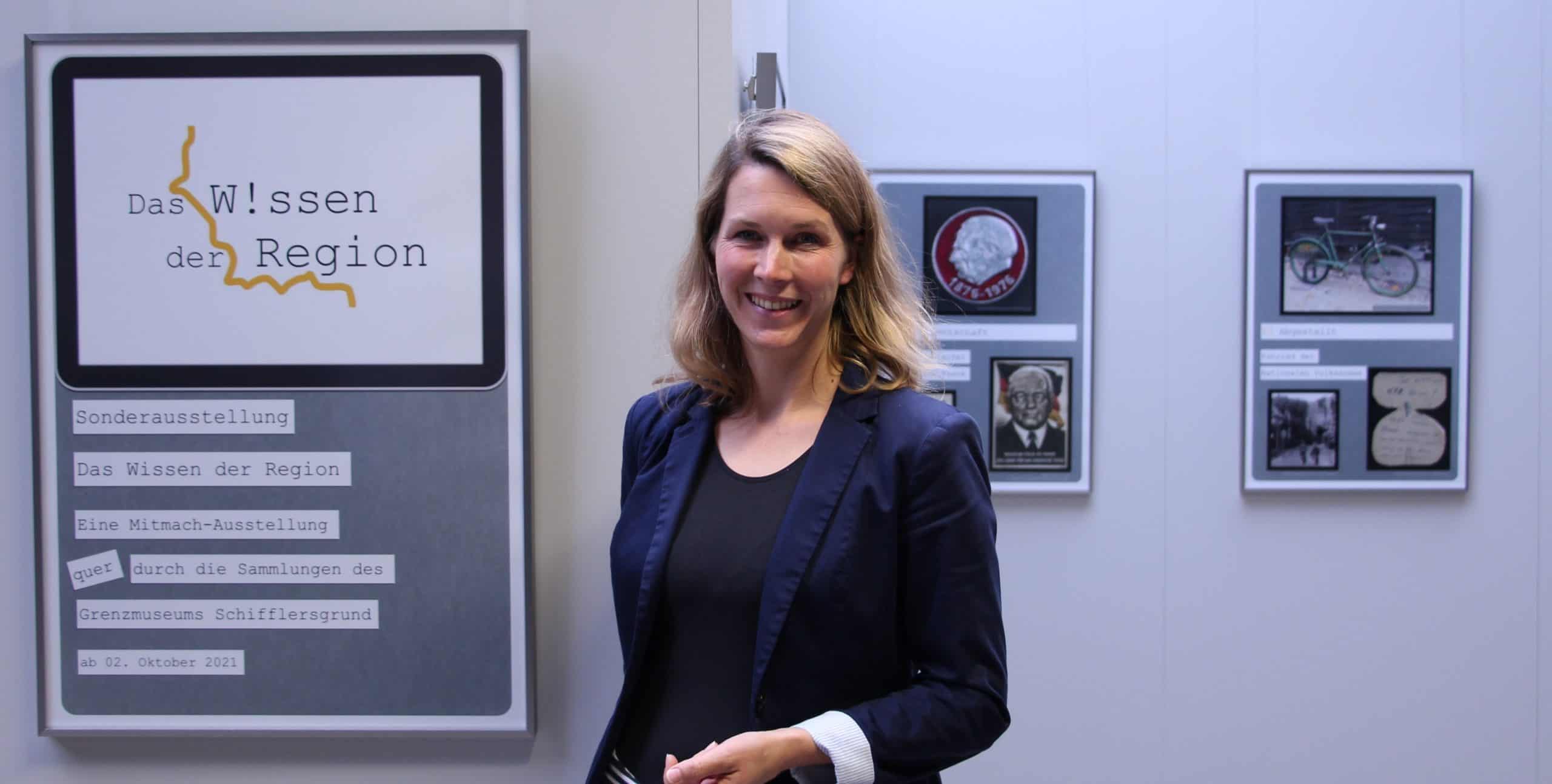 Die Referentin Anne Lotte Vaupel-Meier in der Ausstellung „Das W!ssen der Region“ © Grenzmuseum Schifflersgrund (2021)